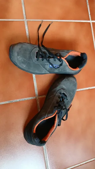 Zapatos de trabajo Sparco grises y naranjas