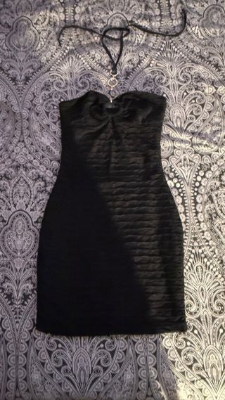 Vestido negro corto con tirantes