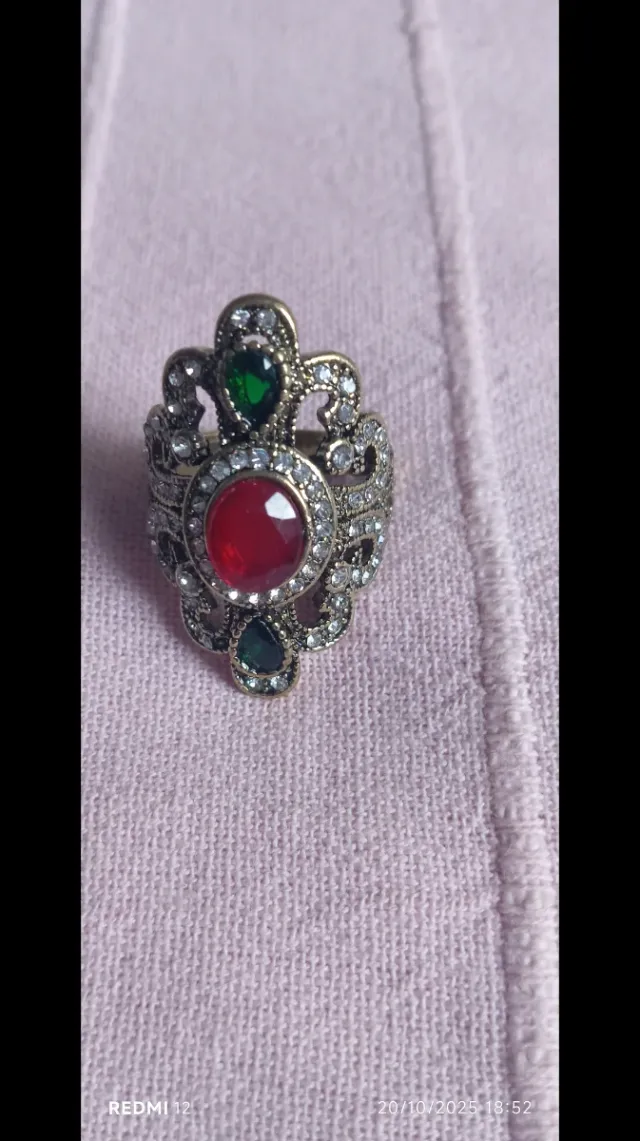 Anillo con piedras rojas y verdes talla 10