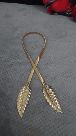 Cinturón dorado con diseño de hojas