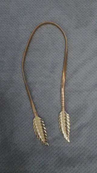 Cinturón dorado con diseño de hojas