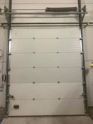 Puerta seccional blanca industrial