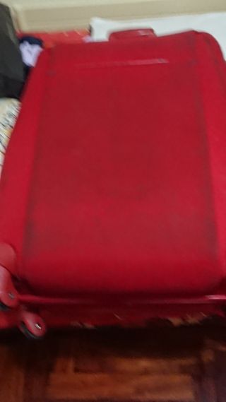 Maleta Samsonite Roja Mediana. Ha viajado mucho.