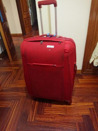 Maleta Samsonite Roja Mediana. Ha viajado mucho.