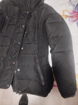Chaqueta negra acolchada mujer