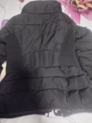 Chaqueta negra acolchada mujer