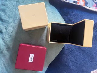 Cajas Tous amarillo y granate con su cojín cada un