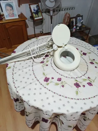 Lámpara de mesa con lupa
