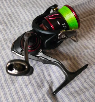 Carrete de pesca DAIWA Ballistic 2500