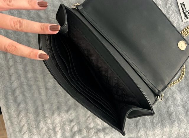 Borsa Moschino nera con dettagli oro