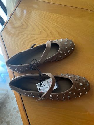 Manoletinas Loftios tachas beige talla 37