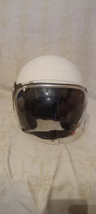 Casco blanco con visera transparente.
