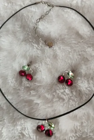 Gargantilla y pendientes Swarovski. Cerezas y hoja