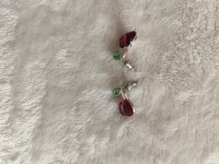 Gargantilla y pendientes Swarovski. Cerezas y hoja
