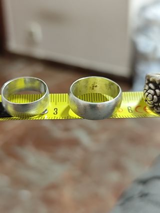 Anillos de plata con diseños de hombre y mujer.