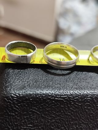 Anillos de plata con diseños de hombre y mujer.