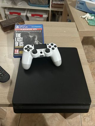 Consola PS4 Negra + Mando y Juego