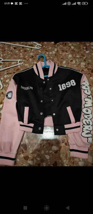 Hermosa Chaqueta bomber negra y rosa