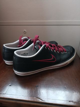 Scarpe Nike nere e rosse taglia 38,5