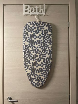 Asse da stiro da tavolo con fantasia floreale