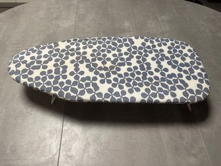 Asse da stiro da tavolo con fantasia floreale