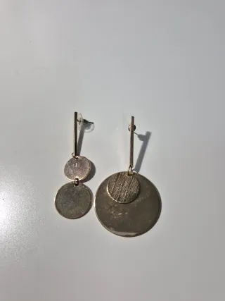 Pendientes dorados largos con círculos