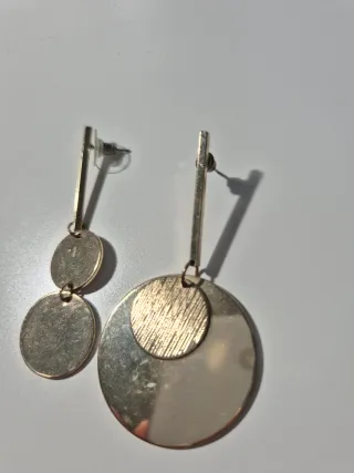 Pendientes dorados largos con círculos