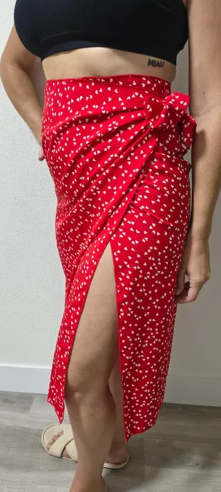 Falda roja con abertura lateral