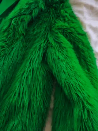 Abrigo pelo verde Bershka.
