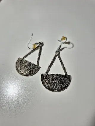 Pendientes plateados estilo étnico