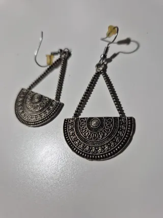 Pendientes plateados estilo étnico