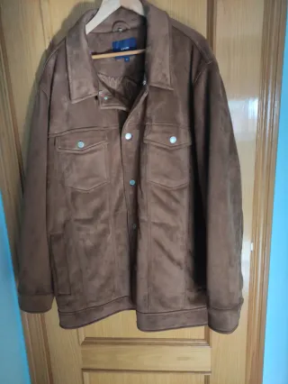 Cazadora ante hombre