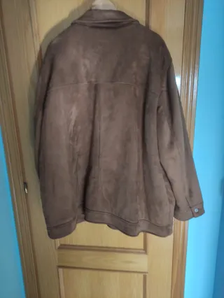 Cazadora ante hombre