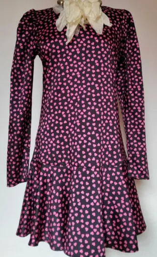 Vestido negro con corazones fucsia