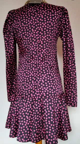 Vestido negro con corazones fucsia