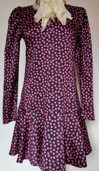 Vestido negro con corazones fucsia