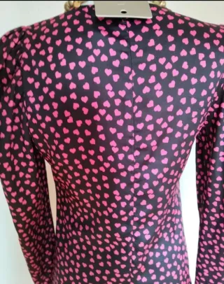 Vestido negro con corazones fucsia