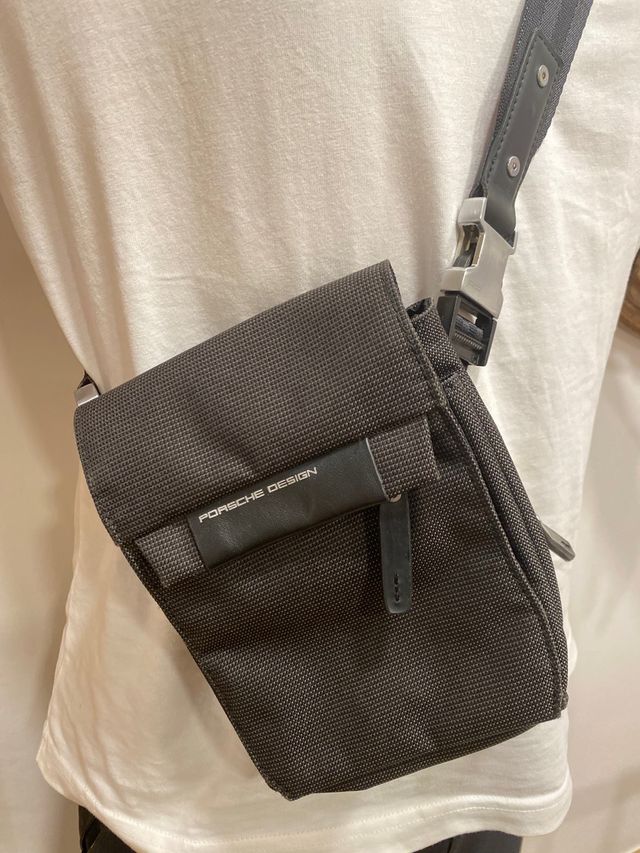 Bolso bandolera Porsche Design negro. 