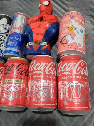 Lote de latas: Coca-Cola, Red Bull, Chupa Chups
