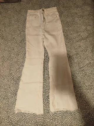 Jeans bianchi zampa Stradivarius