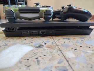 PS4 (PlayStation 4) con 2 controller