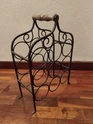 Botellero de forja con asa de madera