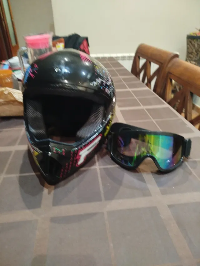 Casco de moto y gafas