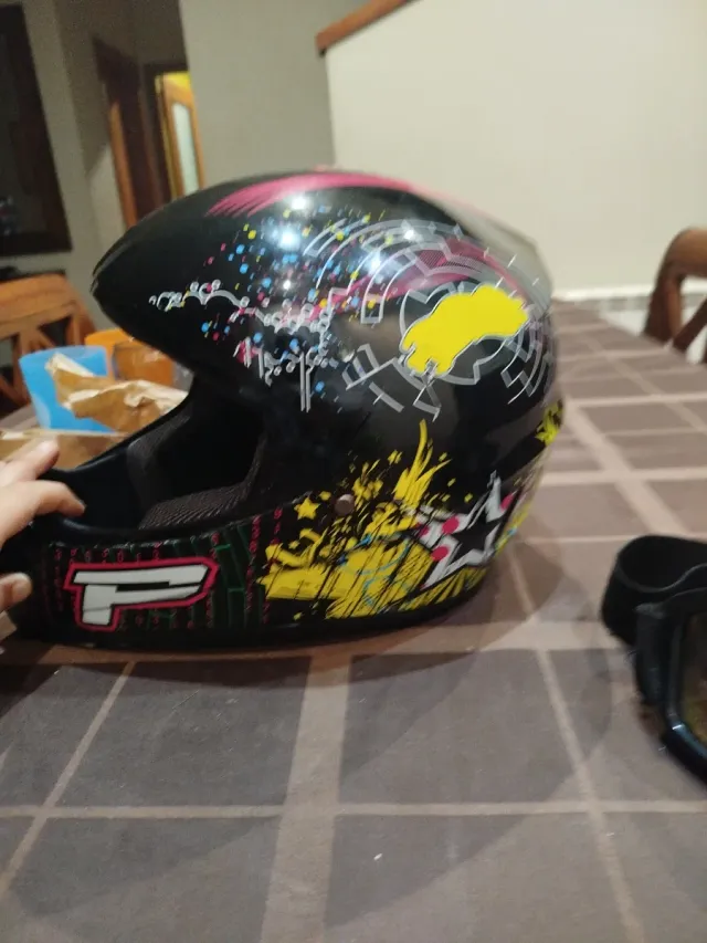 Casco de moto y gafas