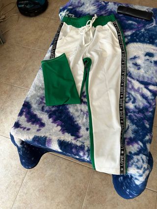 Pantalón deportivo blanco y verde