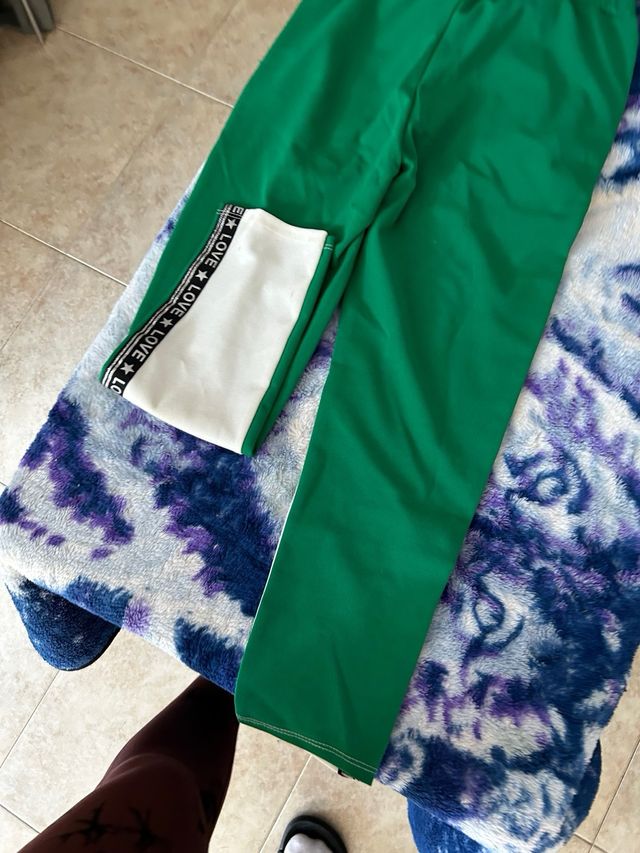 Pantalón deportivo blanco y verde
