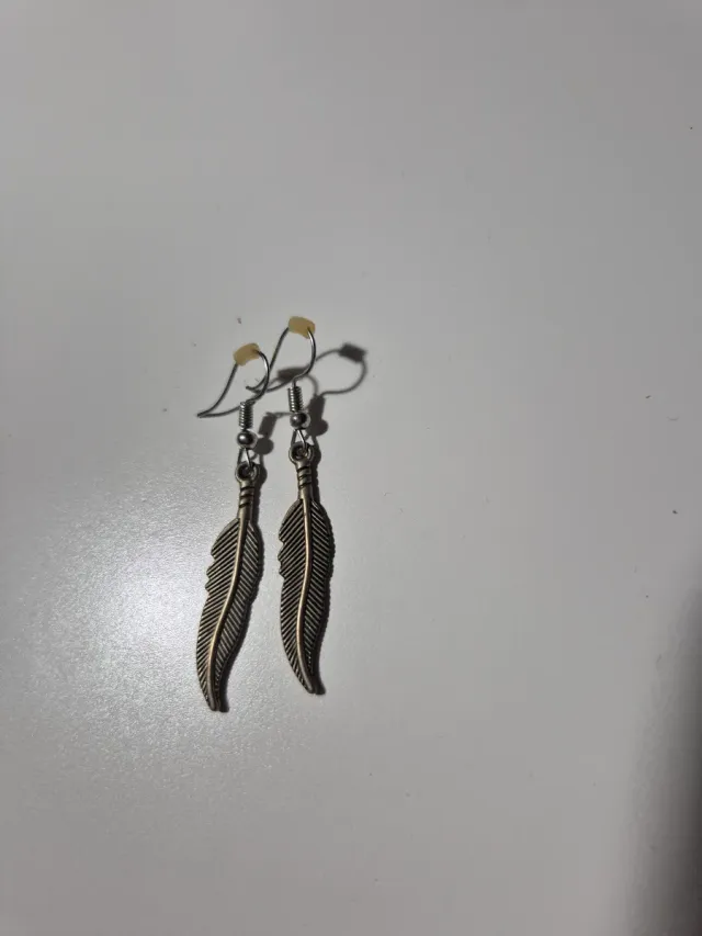 Pendientes plateados con diseño de pluma
