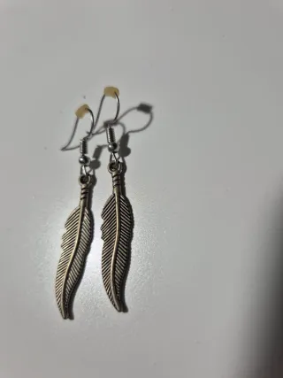 Pendientes plateados con diseño de pluma