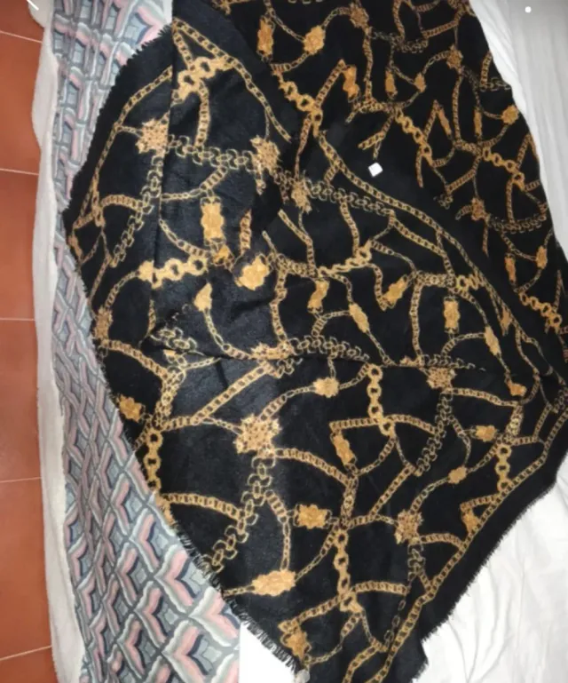 Foulard con catena oro su nero