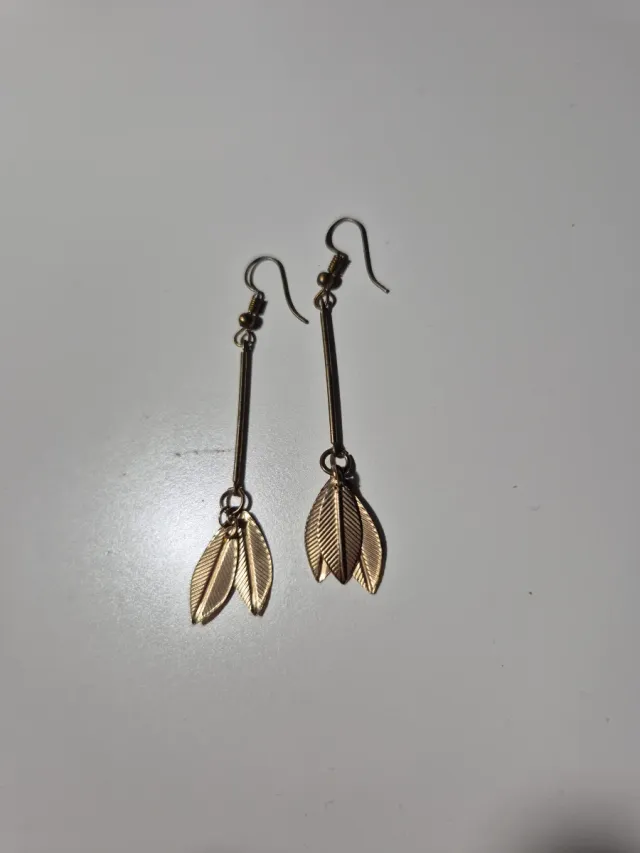 Pendientes dorados con diseño de hojas